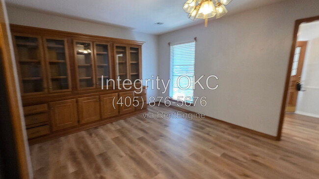 Building Photo - 1301 Newbury Dr