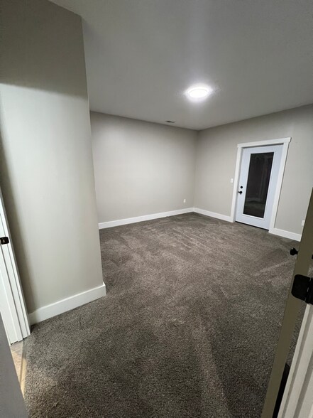 Building Photo - 704 W 15th St