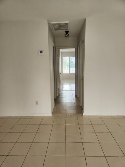 Building Photo - 9712 Saratoga Park Ct