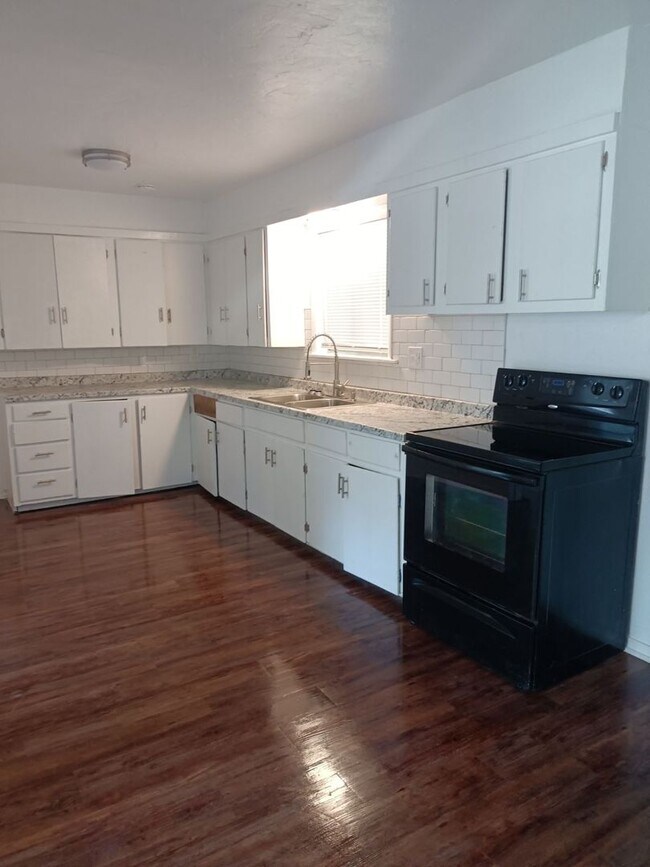 Building Photo - Newly Remodeled 3 Bed / 1 Bath Home with Large Backyard – All Electric!