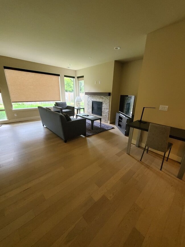 Building Photo - Spacious, Modern Living full of luxurious details!