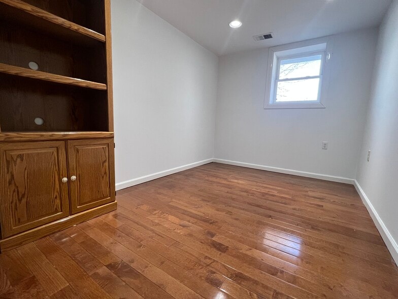 Building Photo - 2507 Sheridan Dr