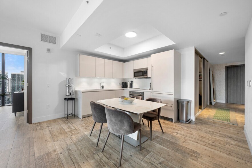 Building Photo - 1010 Brickell Ave