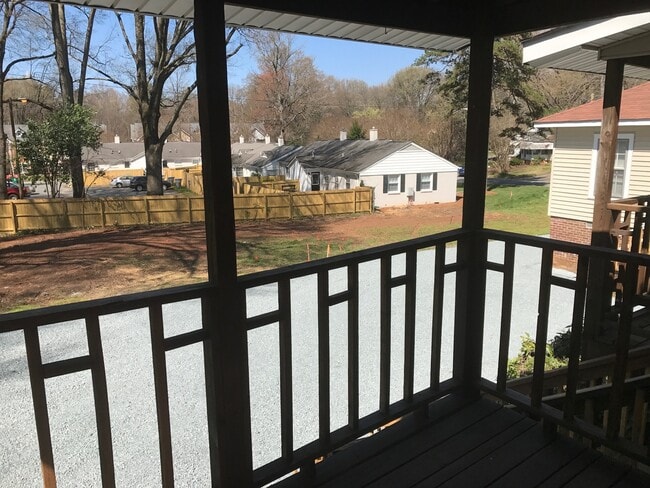 Building Photo - Cute 2 Bedroom Duplex in Plaza Midwood!