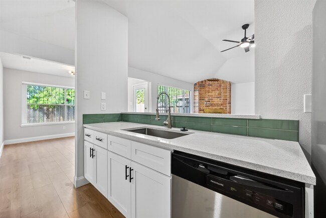 Building Photo - 5530 Oak Falls Dr