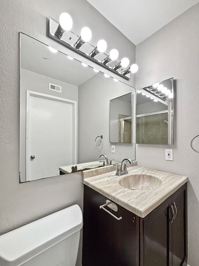 Building Photo - Spacious 3BD/2.5BA Townhouse in La Jolla W...