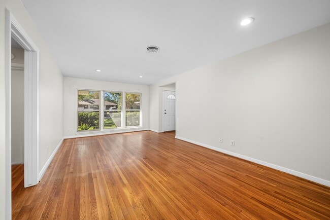 Building Photo - 9614 Long Branch Ln