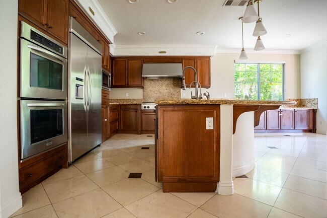 Building Photo - Exceptional estate Located In the highly desirable College Park Community.