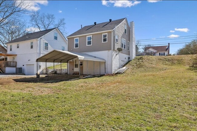 Building Photo - 306 W 17th St