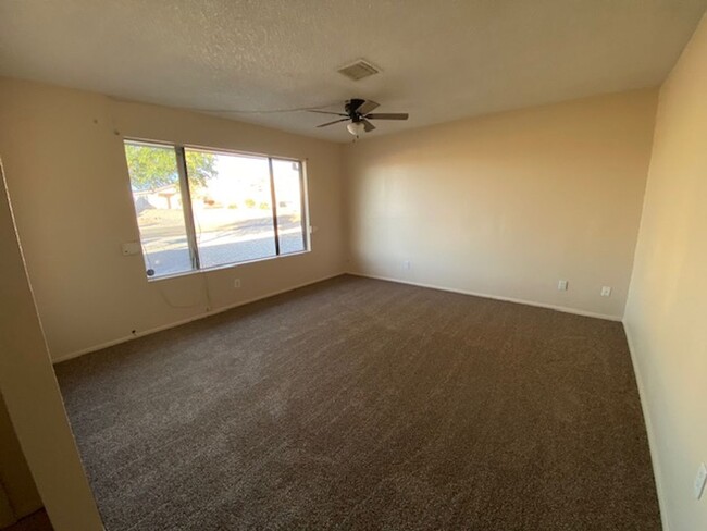 Building Photo - AVAILABLE NOW! 3br/2ba SPACIOUS HOME