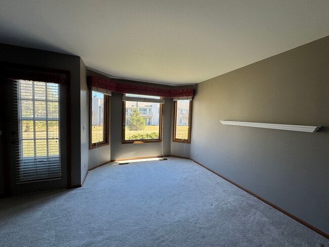 Building Photo - 1871 Fox Run Dr