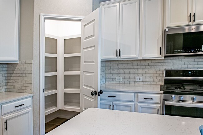 Building Photo - 16018 Oregon Oak Dr