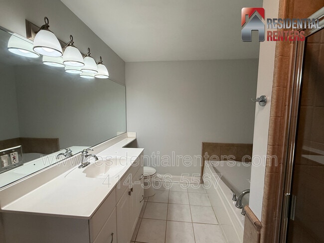 Building Photo - 1515 N Van Buren St