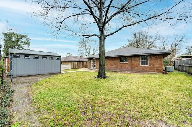 Building Photo - 1135 W 31st St