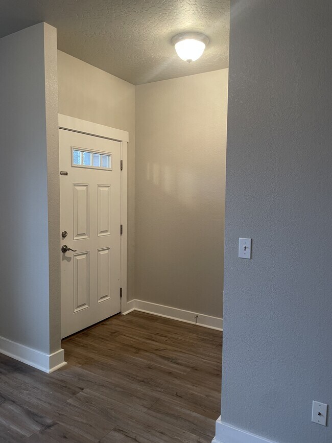 Building Photo - 447 N Baxter Way