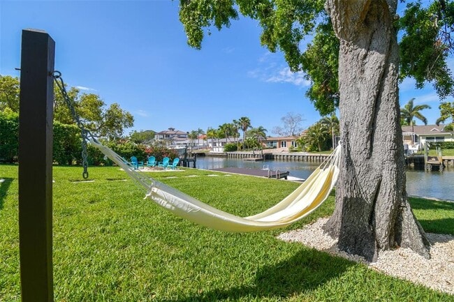 Building Photo - 3922 Fontainebleau Dr