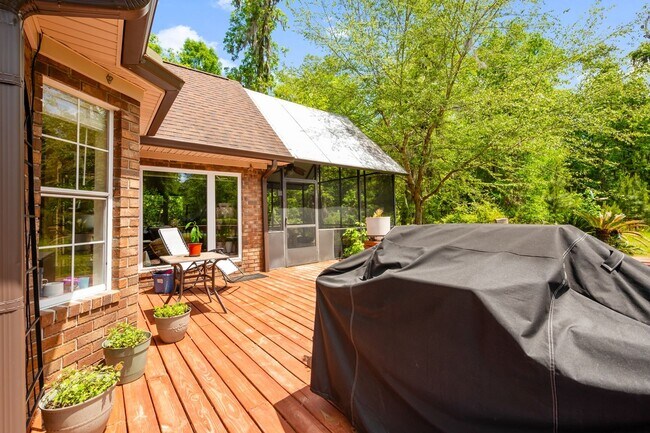 Building Photo - Everything included in rent price!! All ut...