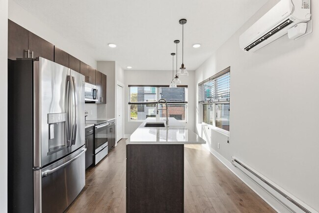 Building Photo - Stylish Midtown townhouse with stunning city views!