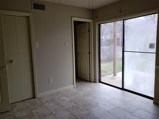 Building Photo - 1410 N O'Connor Rd