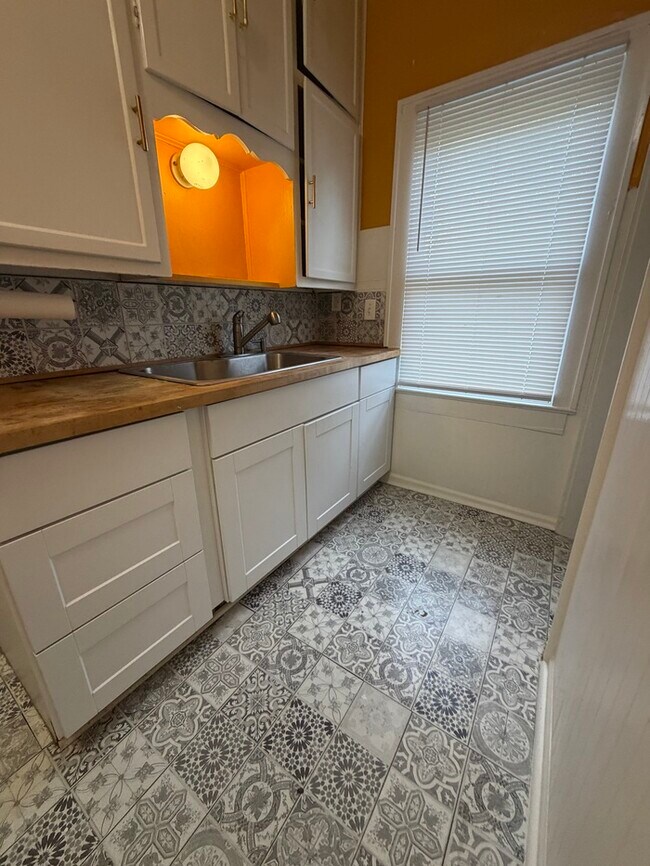 Building Photo - 3 Bedroom Near Irvington-Emerson Heights