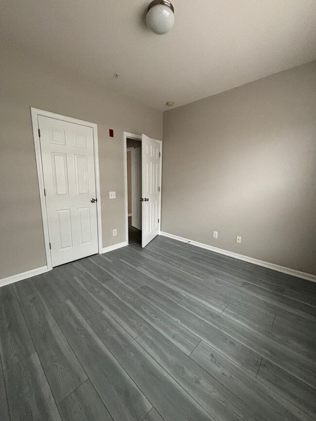Building Photo - 3rd Level 3 Bedroom Condo in Ballantyne