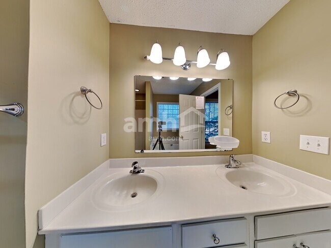 Building Photo - 1105 Stonewater Dr