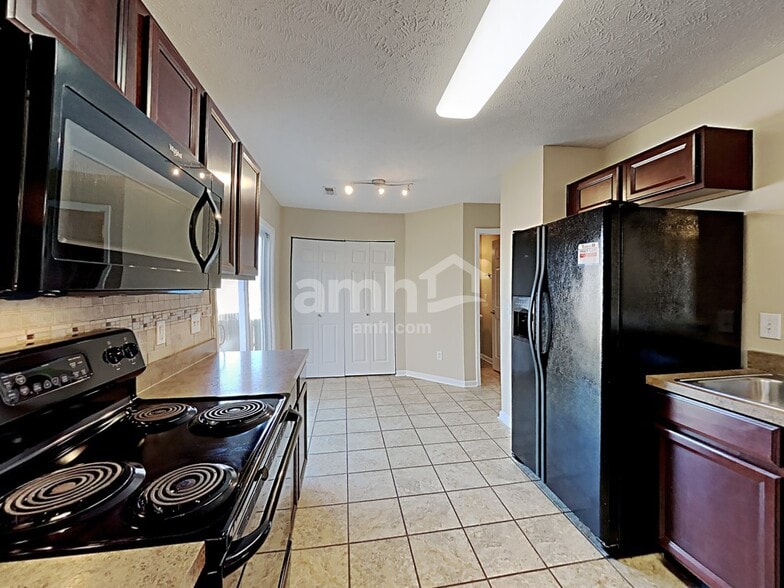 Building Photo - 4568 Hawthorn Dr