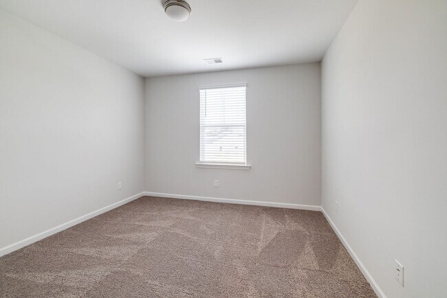 Building Photo - 4 bed, 2.5 bathroom spacious home in Pooler!
