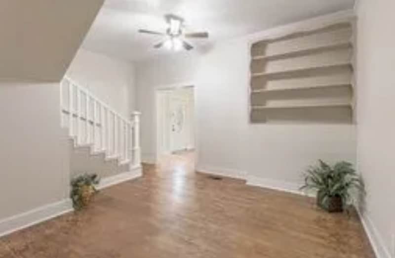 Building Photo - 924 E Houston Ave