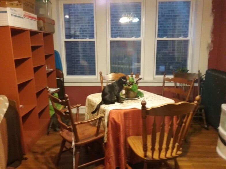 Separate Dining - 1502 N Springfield Ave