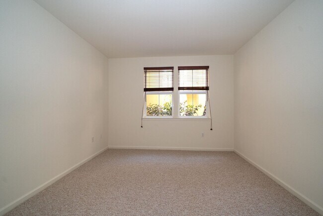 Building Photo - Beautiful & Spacious 3bd Condo With Great ...