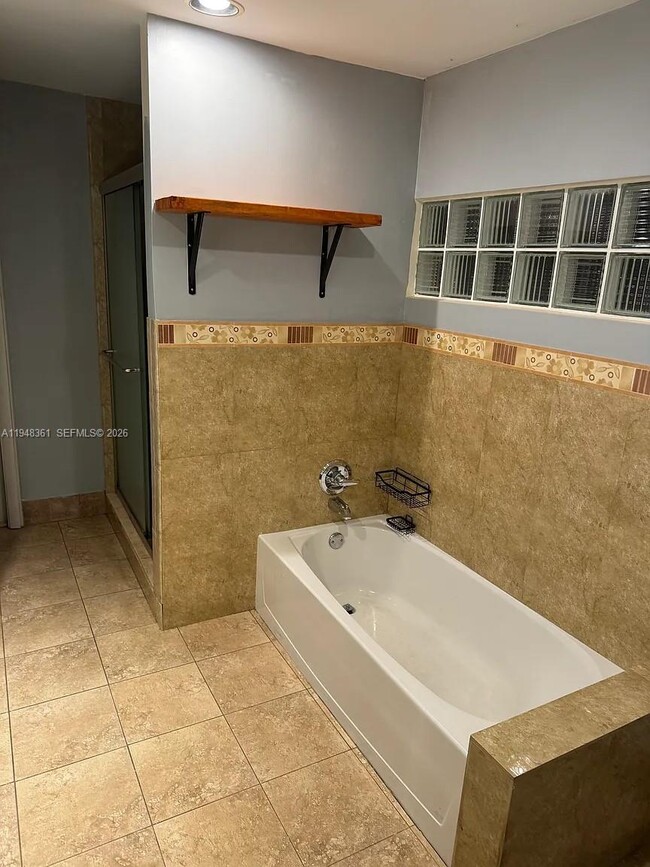 Building Photo - 812 SE 14th Ct