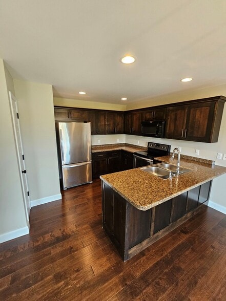 Building Photo - 4905 Cedar Creek Cir