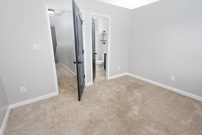 Building Photo - 204 Gillcrest Ct