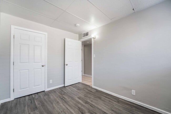 Building Photo - White St 2104-2106