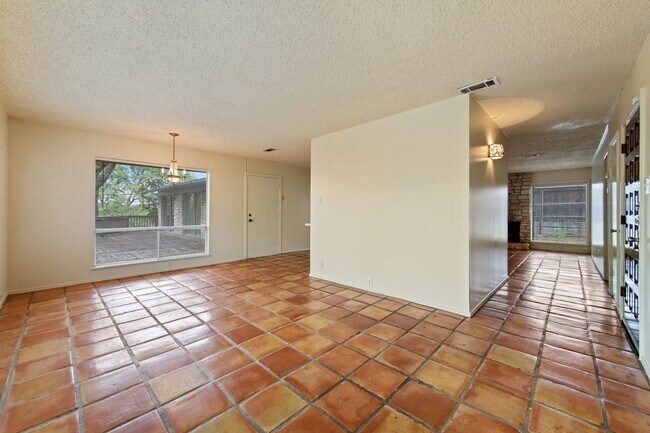 Building Photo - Available Now: Charming 3 Bed / 2 Bath in Rollingwood - Zoned to Eanes ISD - Large Yard