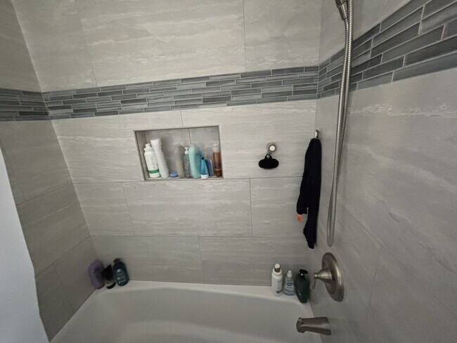 Building Photo - Desirable 3 Bedroom 2 Bathroom House