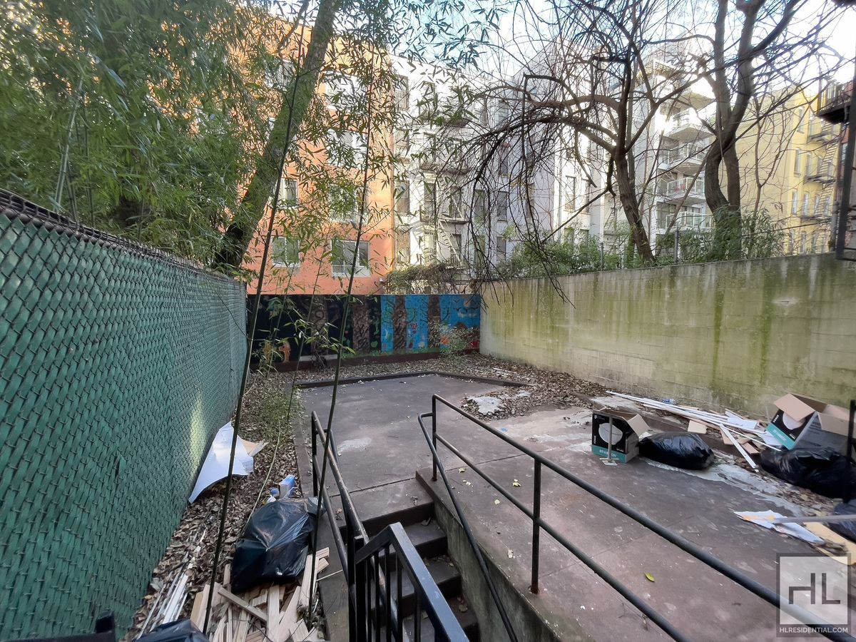 Building Photo - Amazing 4-Bed 3-Bath East Village Apartmen...