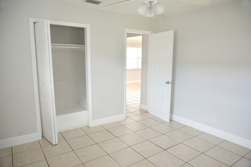 Building Photo - 5317 NW 18th Ct