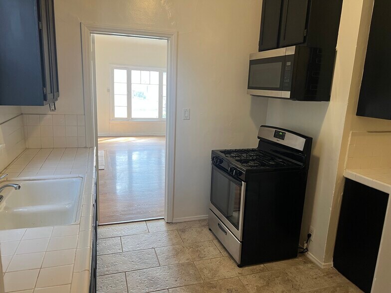 Building Photo - 2745 S Palm Grove Ave