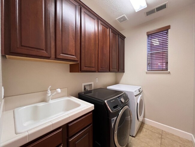 Building Photo - Large Home located in the Gated Community of Dorado in S. Reno