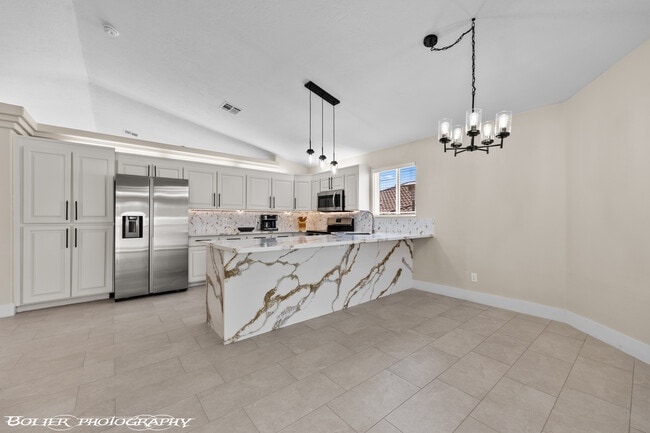 Building Photo - 931 Chaparral Dr