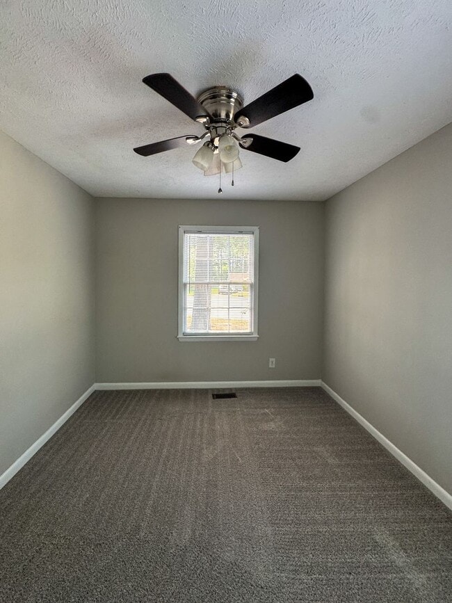 Building Photo - Charming 3 Bed 2 Bath Home with Fenced Yard