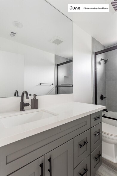 Building Photo - Room in Shared 4 bed/3 bath home