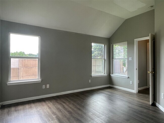 Building Photo - 811 Forest Hillside Ln