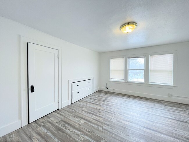 Building Photo - Large 4 bedroom home