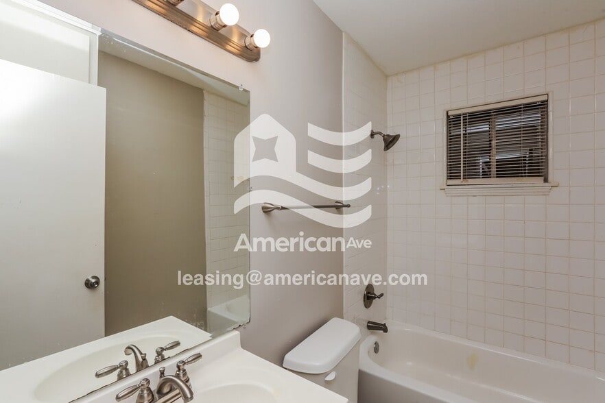 Building Photo - 3025 Charleston Dr