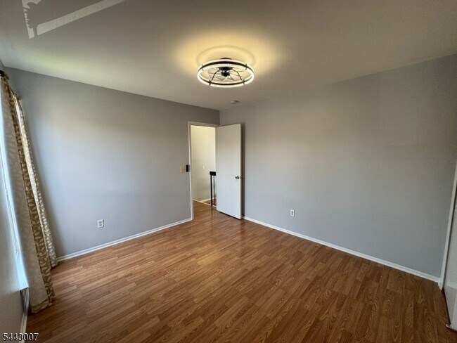 Building Photo - 3811 Bloomingdale Dr