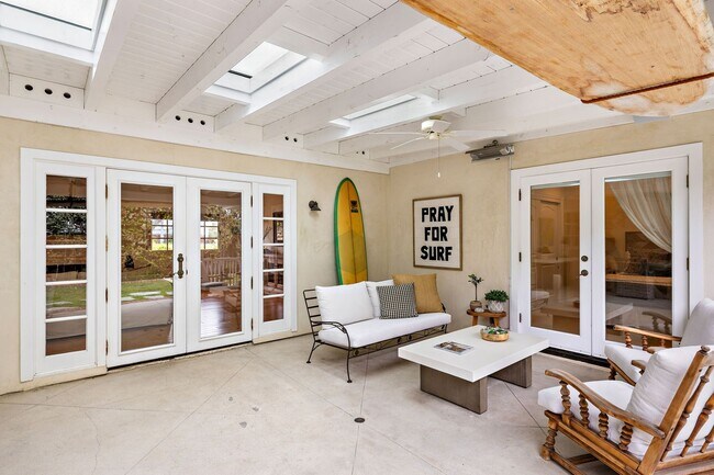 Building Photo - 806 S Ola Vista