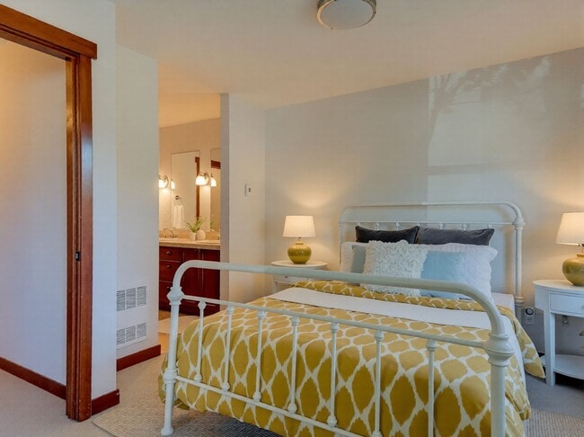 Building Photo - 722 Nob Hill Ave N